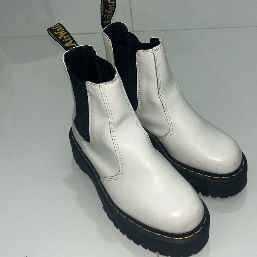 Dr. Martens 2976 SMOOTH LEATHER PLATFORM CHELSEA BOOTS